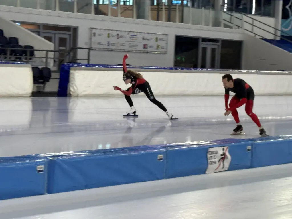 Pien Hersman en Stefan Groothuis schaatsen in Thialf voor serie Gezocht: Mentaal gezonde werkvloer