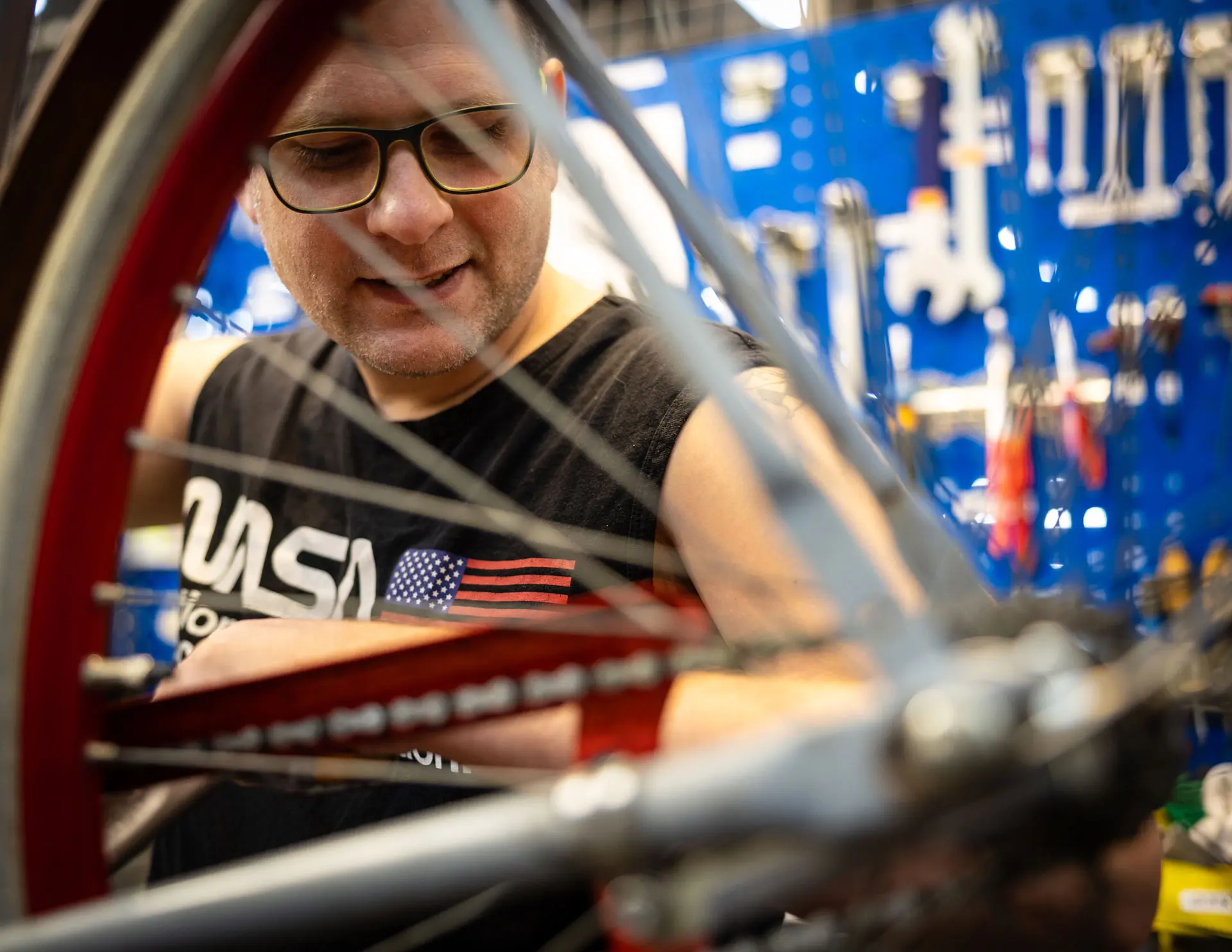 Jearrel Lijnzaat van Roetz Fair Factory met werk aan de fiets