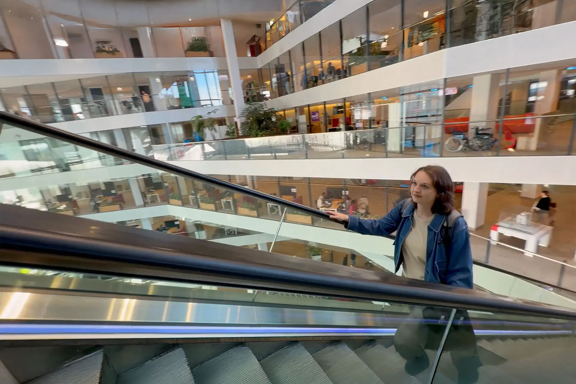 Wethouder Linda Voortman legt in onderstaande video uit waarom en hoe Arbeidsmarkt Midden-Utrecht zich actief inzet om mensen met een psychische kwetsbaarheid naar werk te begeleiden.