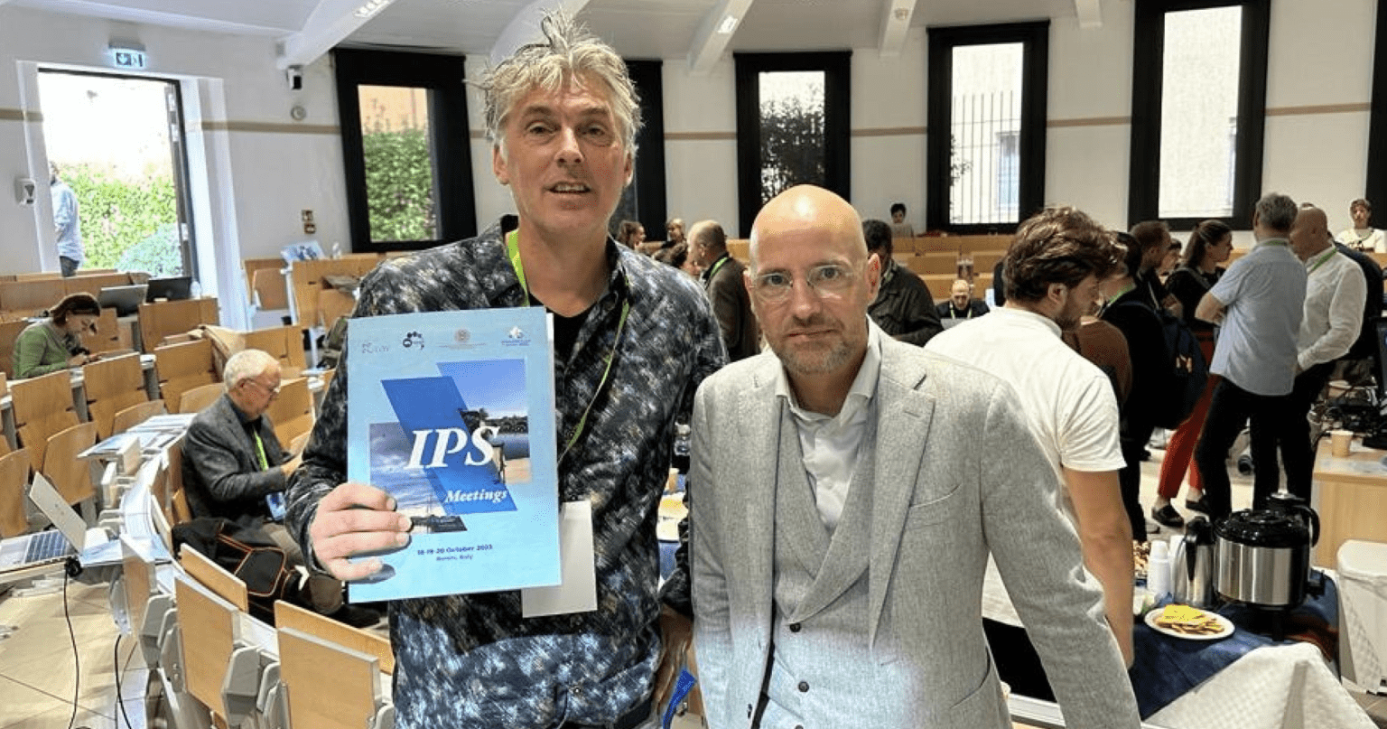 Op de foto: Cris Bergmans en Jan Markerink tijdens een congres over het belang van IPS in Rimini, Italië